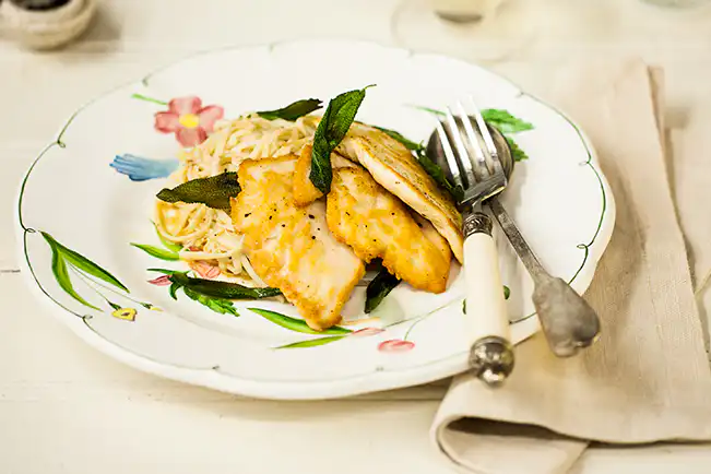 Paillard de frango com espaguete de pupunha