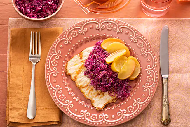 Paillard de lombo com repolho macerado e maçã