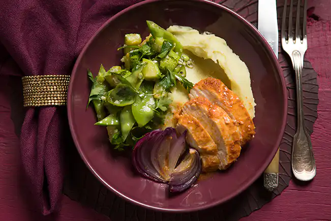 Papilote de frango com purê de batata-doce e refogado de legumes