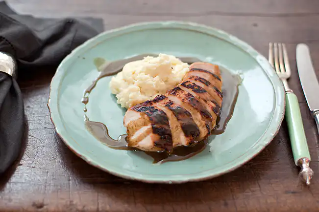 Peito de frango com molho de laranja e purê de batata