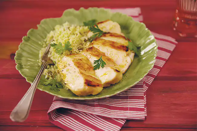 Peito de frango grelhado com cuscuz de couve-flor