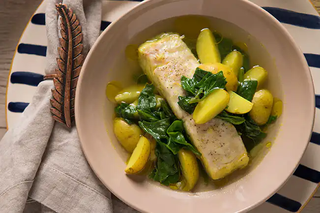Peixe com batata e espinafre