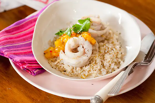Peixe em roseta com arroz integral e chutney de manga