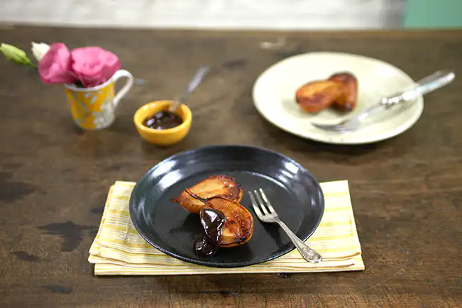 Pera com especiarias e calda de chocolate