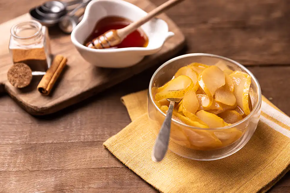 Pera cozida no micro-ondas com mel e canela