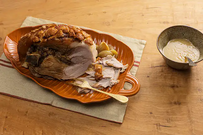Pernil assado com molho de abacaxi