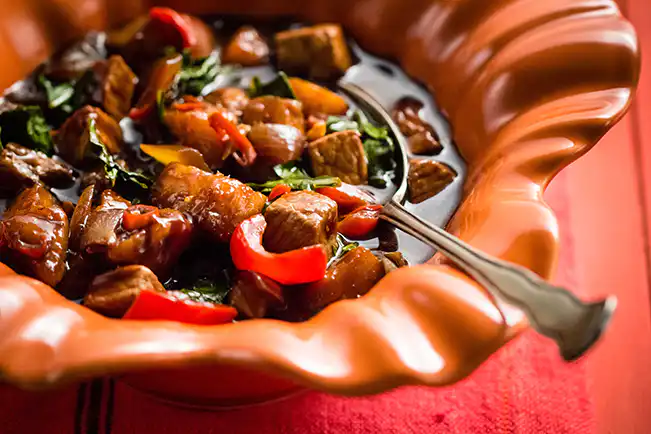 Picadinho oriental com lombo e abacaxi