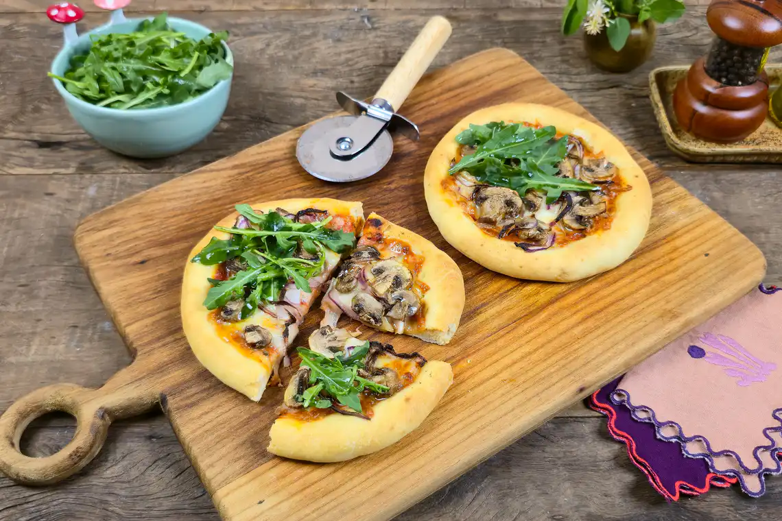 Pizza rápida de cogumelo, cebola-roxa e rúcula na Air Fryer da Rita Lobo