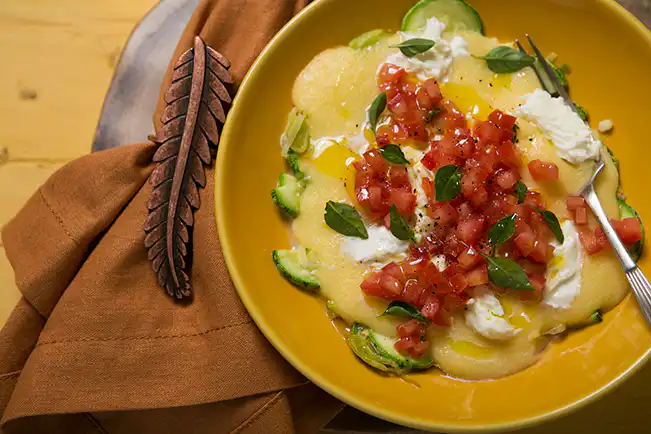 Polenta caprese com refogado de legumes