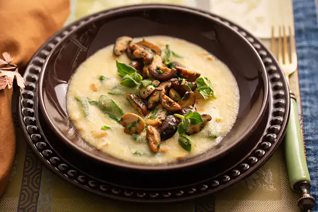 Polenta com espinafre e cogumelos refogados