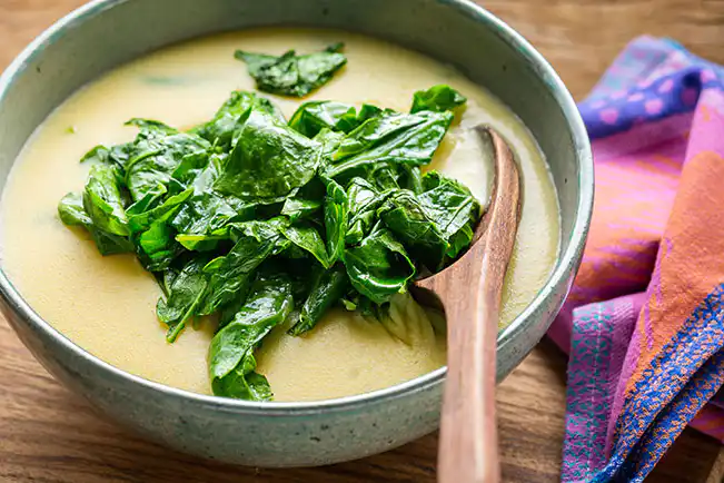 Polenta cremosa com couve