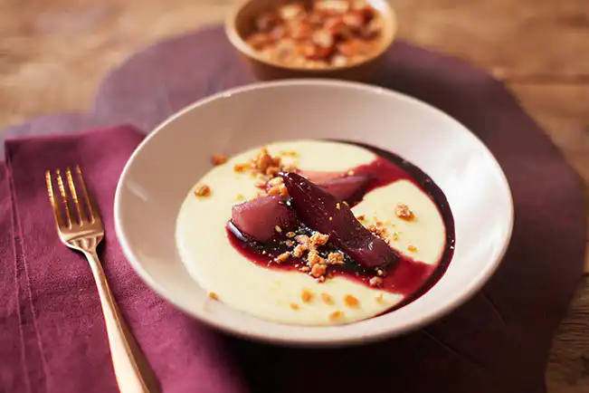 Polenta doce com peras ao vinho