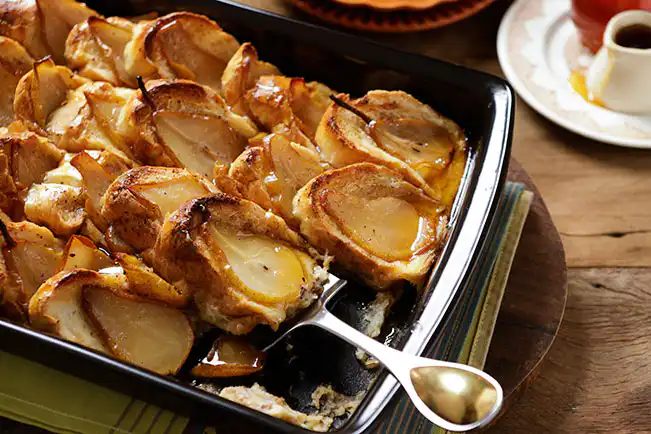Pudim de rabanada com peras carameladas