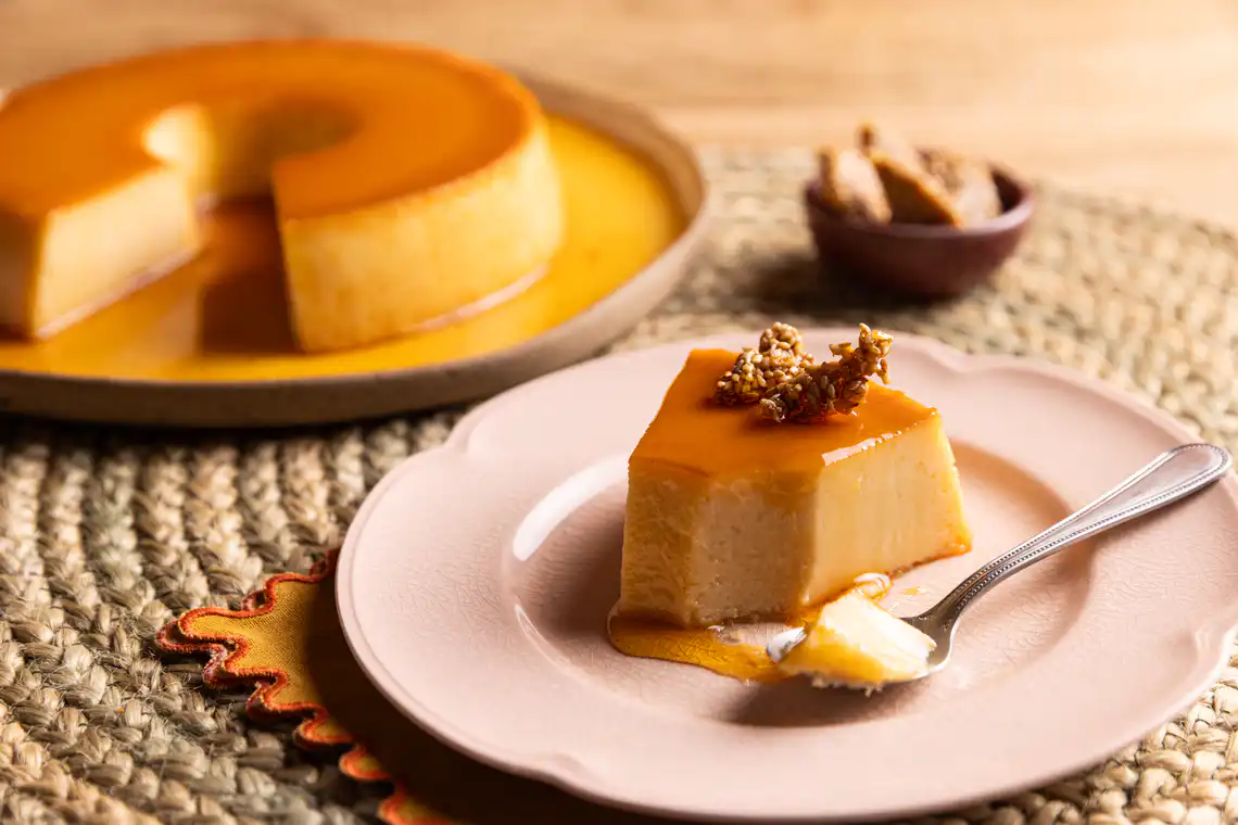 Pudim de tahine com crocante de gergelim