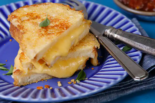 Queijo quente com crosta de parmesão