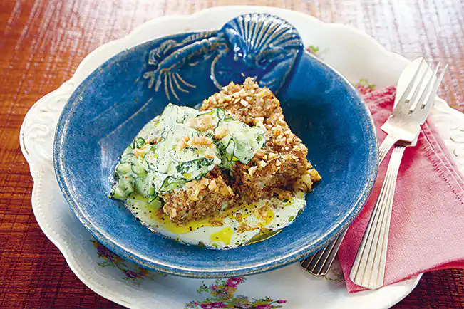 Quibe de peixe com saladinha de pepino, hortelã e iogurte