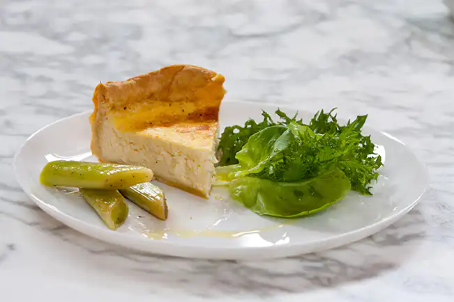 Quiche de queijo minas com alho-poró assado