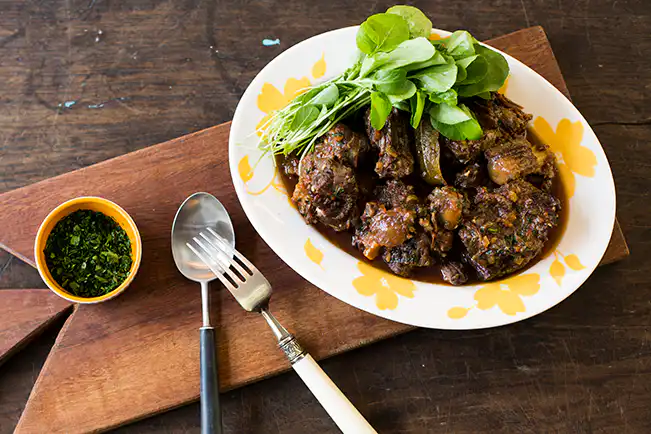 Rabada com molho de tomate e vinho