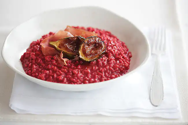 Risoto de beterraba com figo e presunto cru