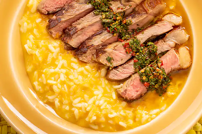 Risoto de cenoura na pressão com bife