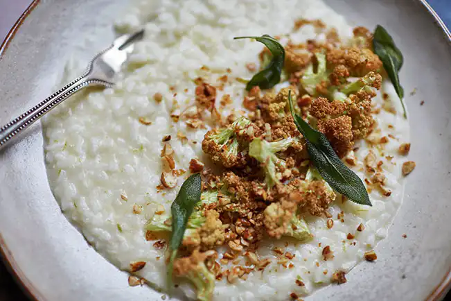 Risoto de queijo com couve-flor e sálvia crocantes