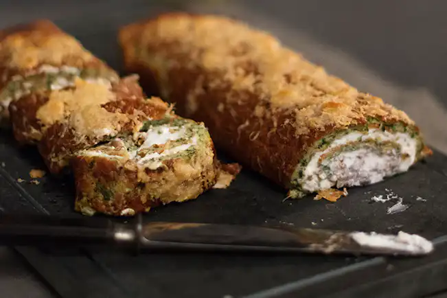 Rocambole de espinafre com recheio de queijo