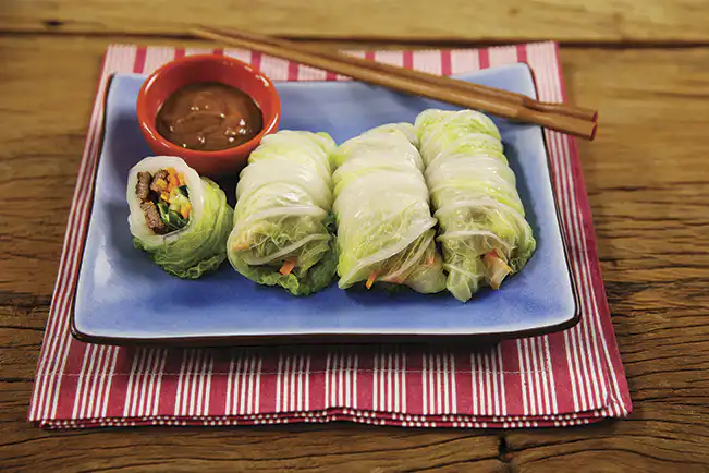 Rolinho de acelga e carne e molho de amendoim