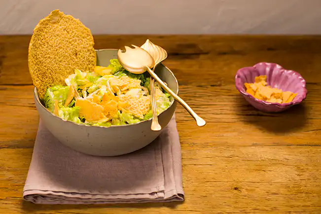 Salada Caesar com crocante de parmesão