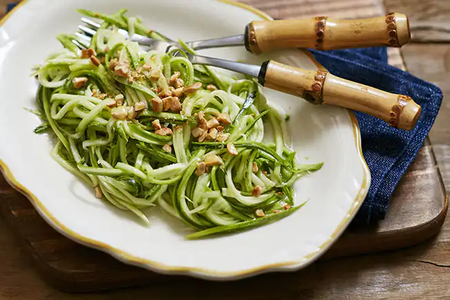Salada de abobrinha com castanha-de-caju