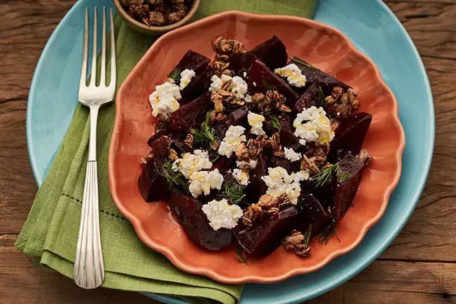 Salada de beterraba com endro e queijo feta
