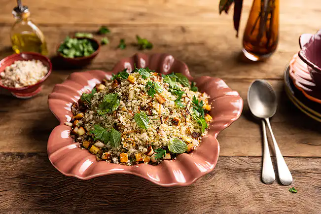 Salada de cuscuz marroquino com queijo de coalho, cebola frita e ervas frescas