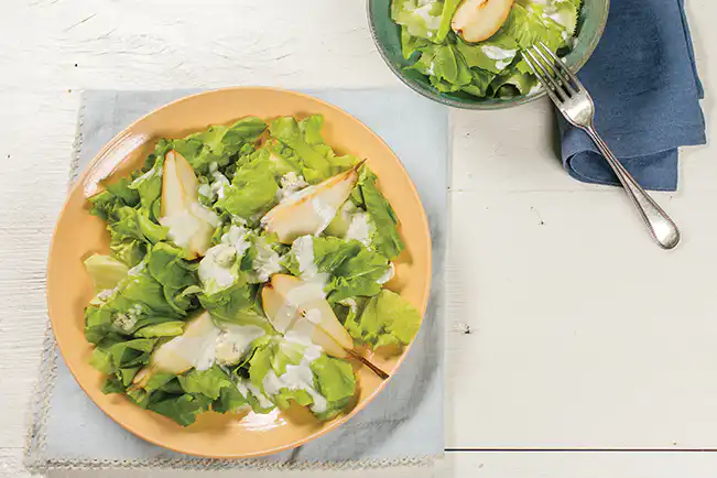 Salada de escarola com pera e molho de queijo azul