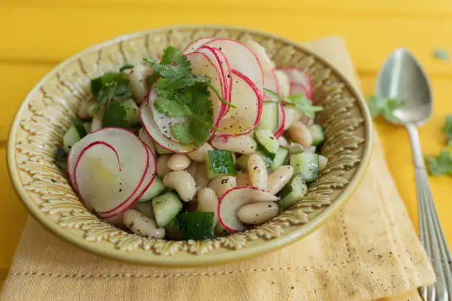 Salada de feijão-branco com pepino e rabanete