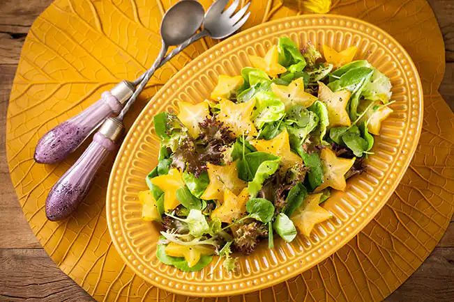 Salada de folhas com carambola