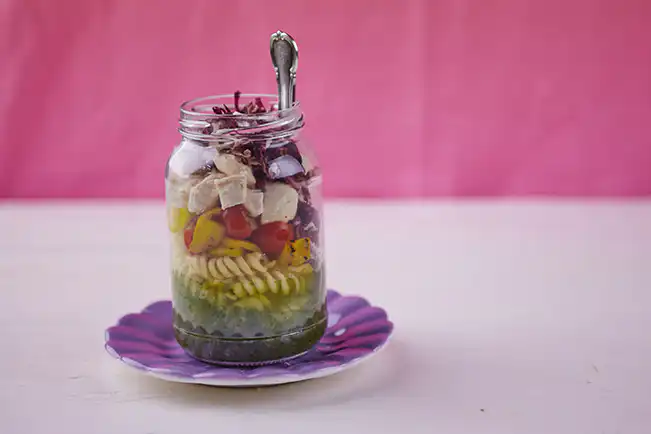 Salada de frango e macarrão ao pesto