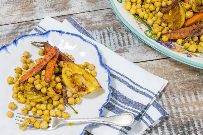 Salada de grão-de-bico com cebola e cenoura assadas