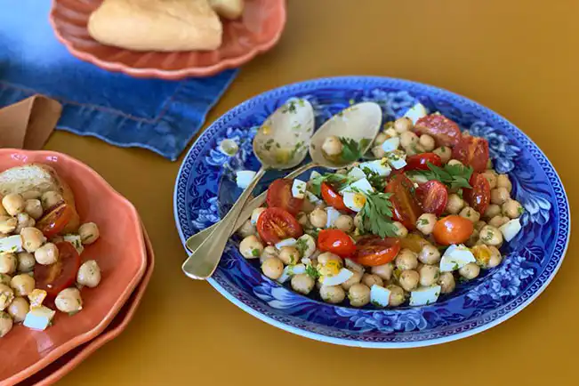 Salada de grão-de-bico com tomates grelhados e molho de azeite com ovos