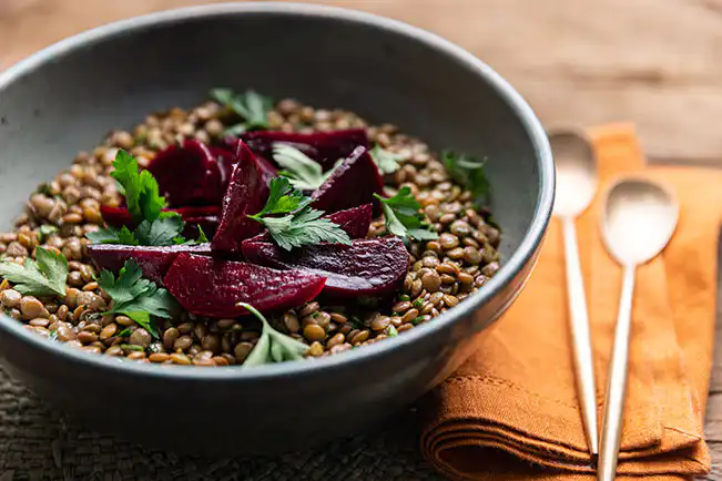 Salada de lentilha e beterraba assada com molho balsâmico