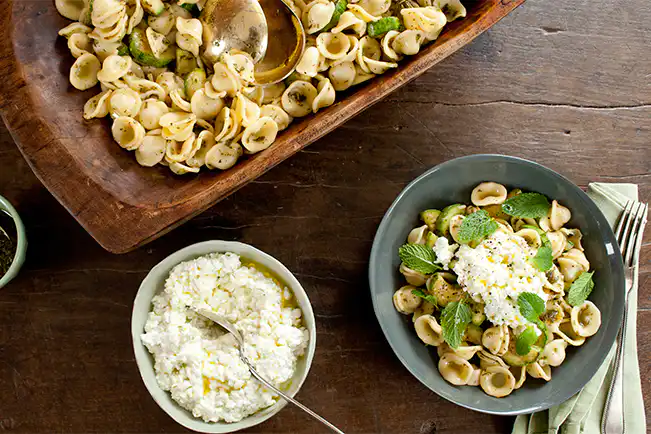 Salada de macarrão com abobrinha grelhada e molho de hortelã