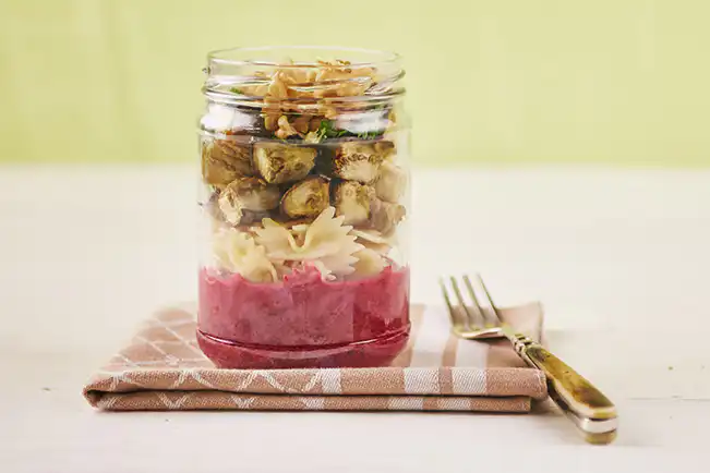 Salada de macarrão com berinjela e purê de beterraba