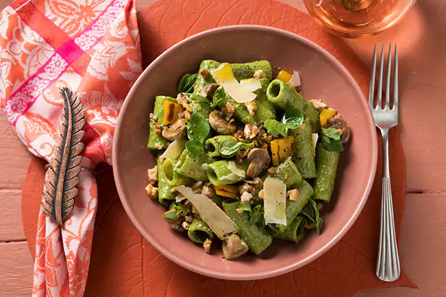 Salada de macarrão com cogumelo, pimentão e pesto de espinafre