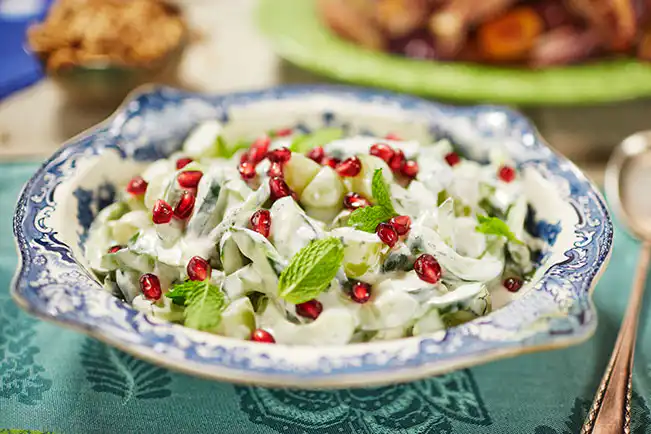 Salada de pepino com uva e iogurte