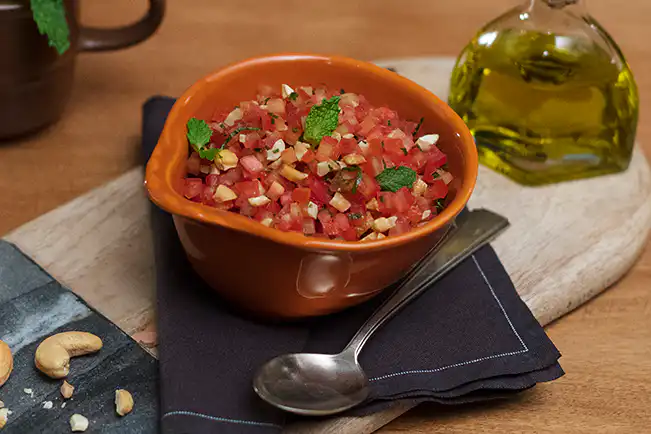 Salada de tomate com castanha e hortelã