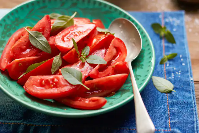 Salada de tomate com manjericão