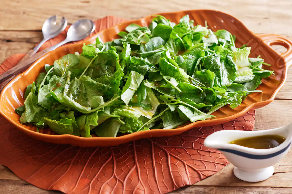Salada de verdes com molho de melado e limão