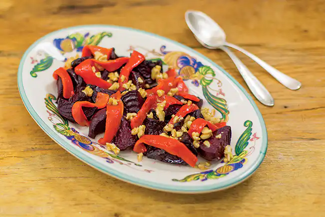 Salada morna de beterraba com pimentão e nozes
