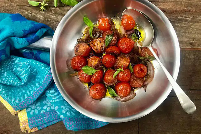 Salada morna de tomate-cereja para um