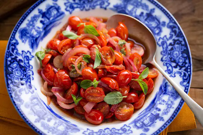 Salada morna de tomate com balsâmico e manjericão