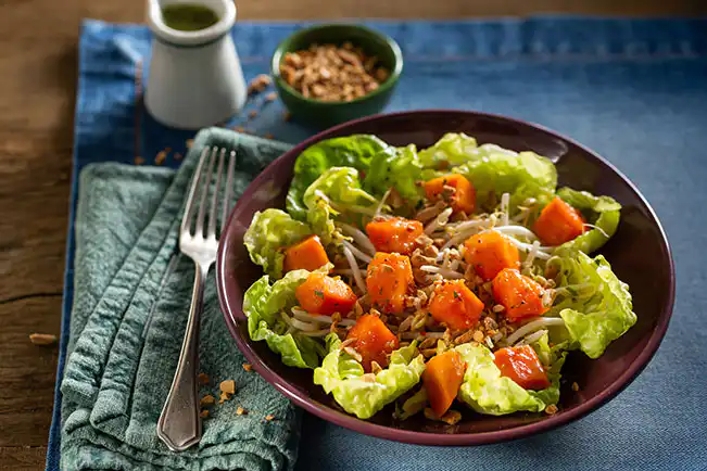 Salada picante de mamão com broto de feijão e amendoim