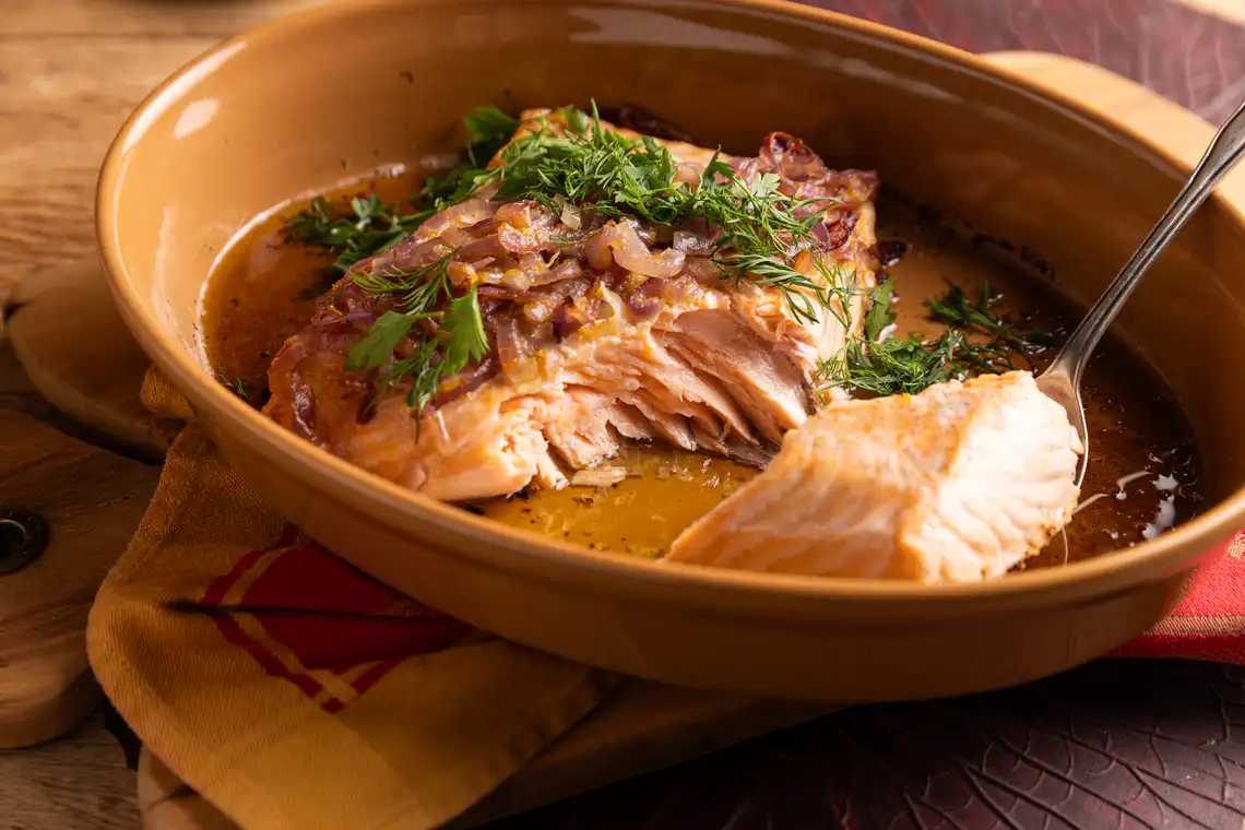 Salmão assado com manteiga de laranja e cebola-roxa